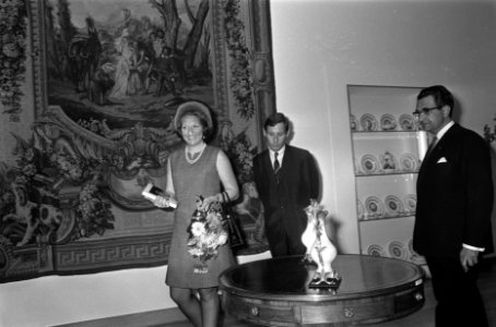 Prinses Beatrix opent tentoonstelling Kunsthandelaar en Verzamelaar in Luthers, Bestanddeelnr 923-3826 photo