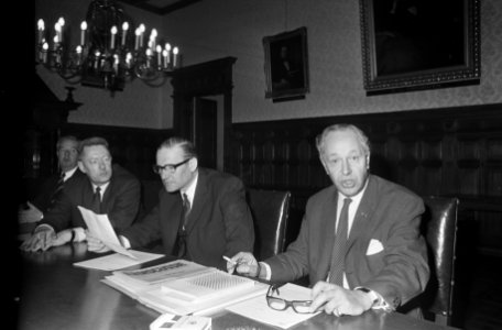 Prof.mr. A.D. Belinfante, rector magn. Universiteit Amsterdam, geeft persconfere, Bestanddeelnr 922-1363