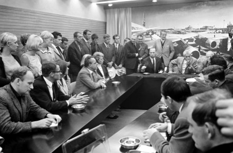 Prof. P.A. Biersteker hoofd van het medische team en leider van de Nederlandse d, Bestanddeelnr 919-7240