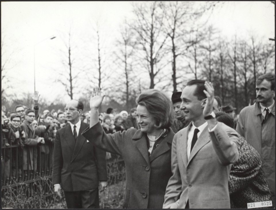 Prinses Irene en prins Hugo Carlos de Bourbon Parma in de tuin van Paleis Soestd, Bestanddeelnr 021-0525