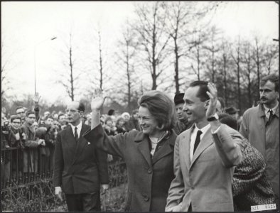 Prinses Irene en prins Hugo Carlos de Bourbon Parma in de tuin van Paleis Soestd, Bestanddeelnr 021-0525