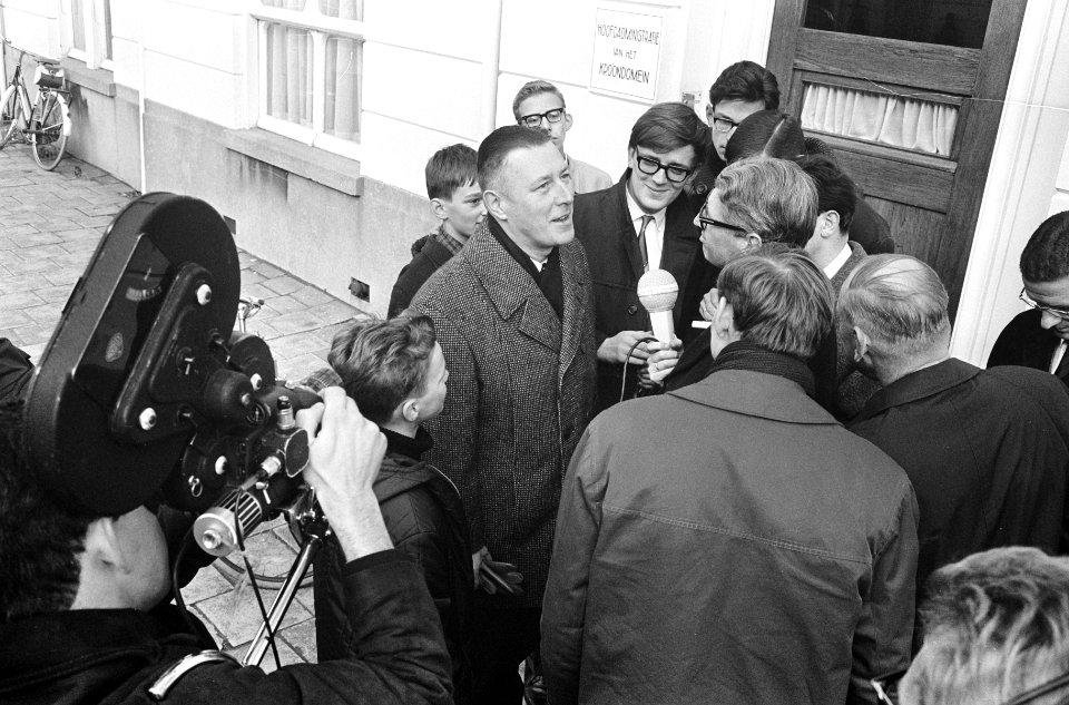 Prof. Dr. H.W.N. Bosman, hoogleraar aan de Tilburgse Hogeschool, arriveert bij h, Bestanddeelnr 919-7415