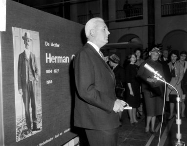 Prof. dr. Garmt Stuiveling in Maagdenhuis de Herman Gorter tentoonstelling geope, Bestanddeelnr 917-1666