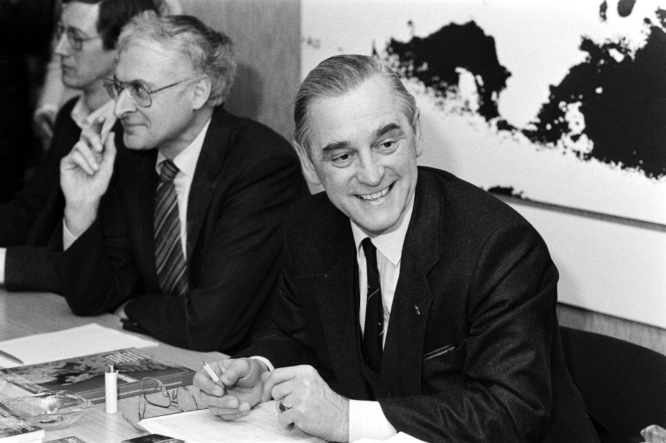 Prof. Th.C.M. van de Klundert en M.L. de Brauw (r) tijdens de persconferentie, Bestanddeelnr 932-4770