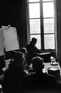 Prof. dr. E. van Slogteren ontvangt Beyerinck-Virologie prijs, Bestanddeelnr 919-2863