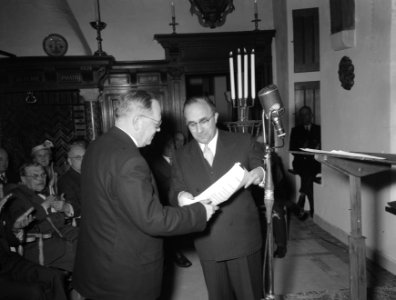 Prof. Dr. L.J. Rogier ontvangt de P.C. Hooftprijs 1954 van Minister Cals, Bestanddeelnr 907-1506