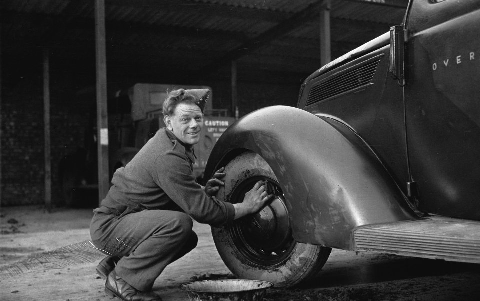 Prinses Irene Brigade. Een chauffeur die behoort tot het eerste detachement Nede, Bestanddeelnr 934-9240