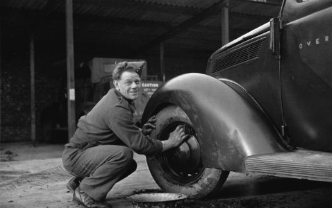 Prinses Irene Brigade. Een chauffeur die behoort tot het eerste detachement Nede, Bestanddeelnr 934-9240