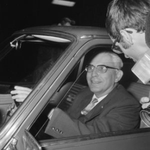 Prof. Plate verlaat Academisch Ziekenhuis te Utrecht waar Prinses Beatrix is opg, Bestanddeelnr 921-7081
