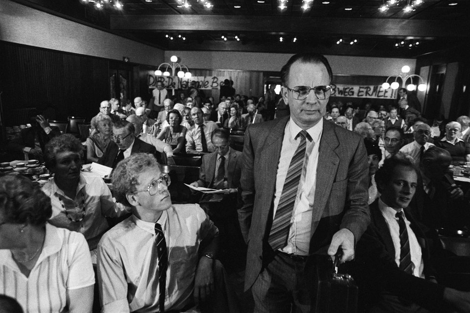 Prof. dr. C.J. Rijnvos, die onderzoek heeft verricht naar het faillissement komt, Bestanddeelnr 932-7168