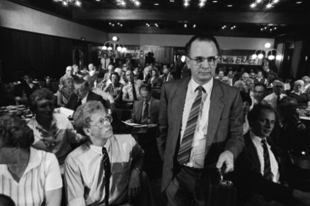 Prof. dr. C.J. Rijnvos, die onderzoek heeft verricht naar het faillissement komt, Bestanddeelnr 932-7168