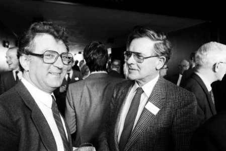 Prof. Heertje (l) en prof. Schouten, Bestanddeelnr 932-5300