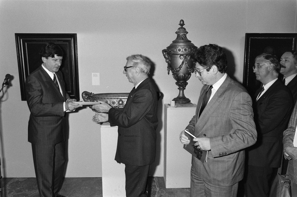 Prof. Jelle Zijlstra (l) en burgemeester Van Thijn bij door Abraham Kuyper gekra, Bestanddeelnr 933-9334