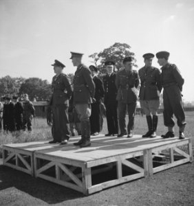 Prinses Irene Brigade. Generaal-majoor Phaff en kolonel James tijdens een parade, Bestanddeelnr 934-9536