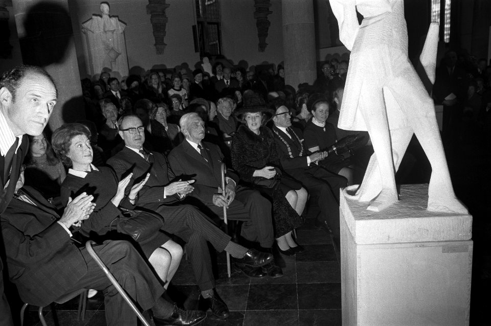 Prinses Beatrix opent tentoonstelling beeldhouwwerken prof. J. Bronner t.g.v. 90, Bestanddeelnr 925-2615