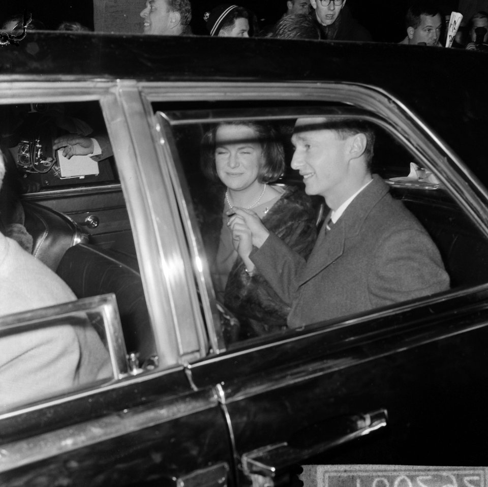 Prinses Irene en Prins Don Carlos op Paleis Soestdijk hand in hand zaten Prinses, Bestanddeelnr 916-0292