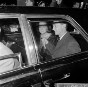 Prinses Irene en Prins Don Carlos op Paleis Soestdijk hand in hand zaten Prinses, Bestanddeelnr 916-0292