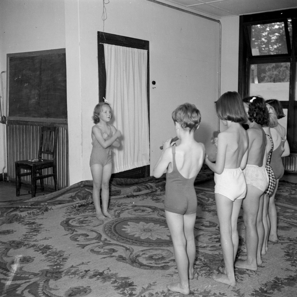 Prinses Irene en klasgenoten maken muziek in gymkleding, Bestanddeelnr 255-7390