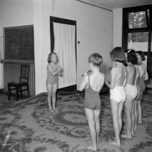 Prinses Irene en klasgenoten maken muziek in gymkleding, Bestanddeelnr 255-7390