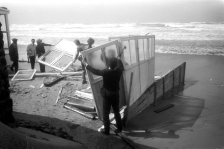 Profisorisch herstel van de stormschade aan de strandtenten, Bestanddeelnr 923-4806