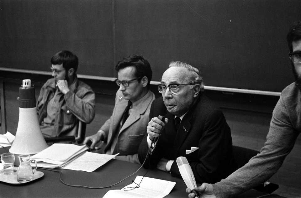 Prof. G.J. Sizoo (rector magnificus) heeft de microfoon, Bestanddeelnr 922-5501