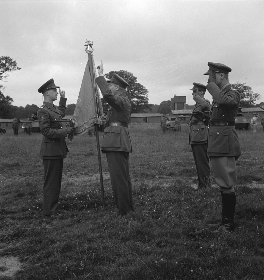 Prinses Irene Brigade. 76. The Bgde Cdr. taking the oath of a newly appointed o, Bestanddeelnr 934-9440