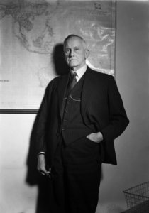 Prof. dr.ir. J.I.J.M. Schmutzer, minister van Overzeese Gebiedsdelen, Bestanddeelnr 935-1145