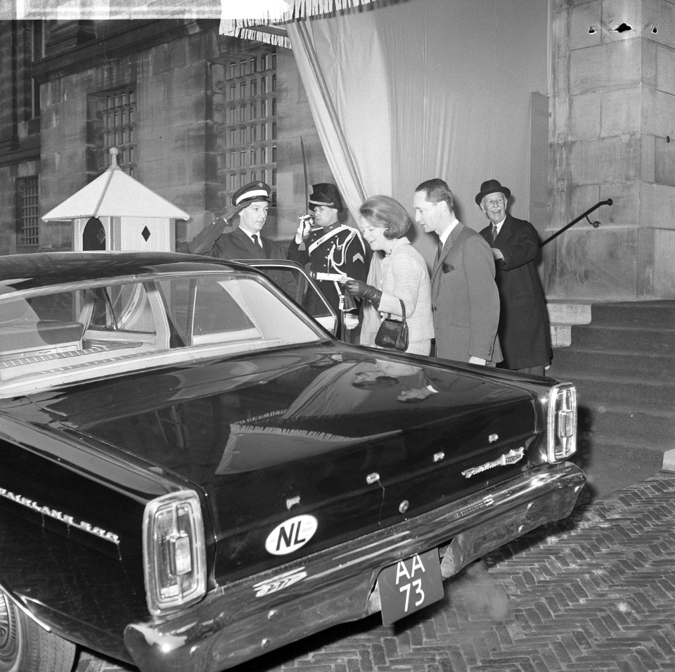 Prinses Irene en prins Hugo Carlos bij vertrek Paleis op de Dam, Bestanddeelnr 918-8658