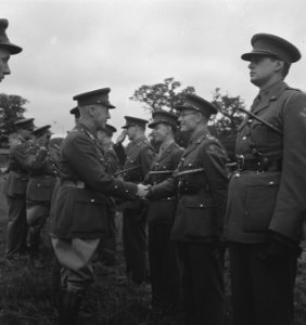 Prinses Irene Brigade.42. New officers bein congratulated by Gen. Phaff on rece, Bestanddeelnr 934-9449