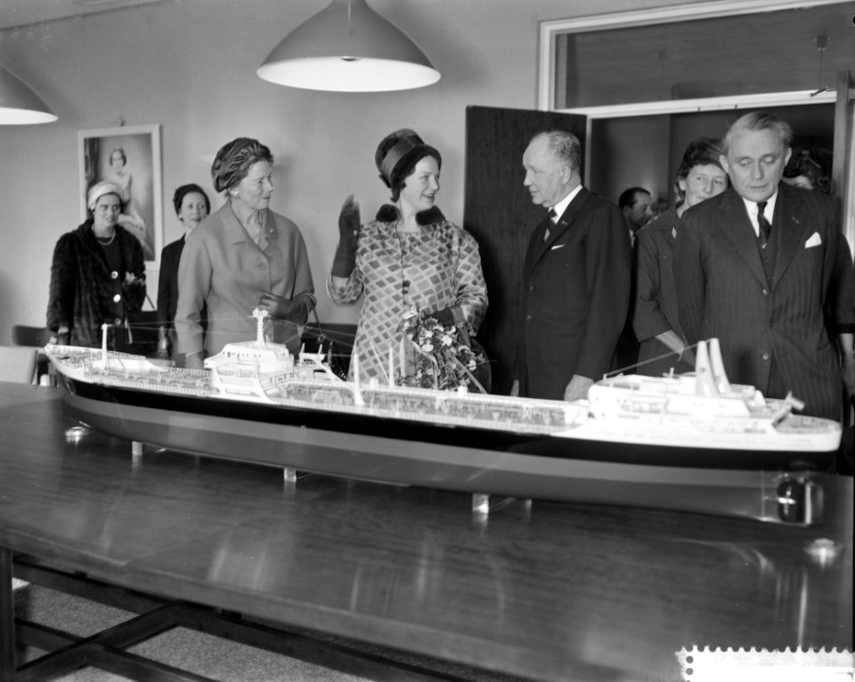 Prinses Irene bezoekt Shellgebouw Rotterdam, Prinses Irene bekijkt model Ondina, Bestanddeelnr 912-0772