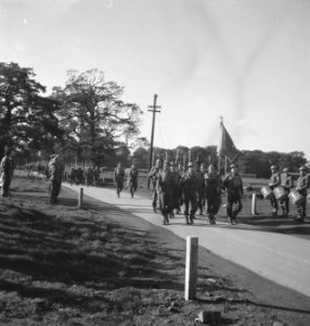 Prinses Irene Brigade. A march past the banner of the brigade in front . Een , Bestanddeelnr 934-9438