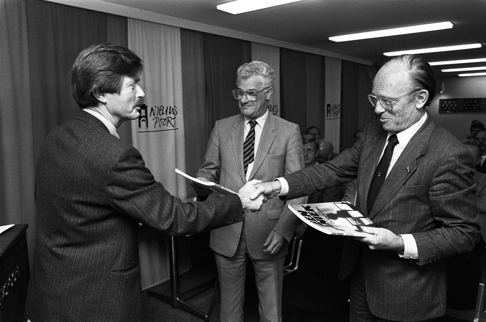 Prof. ir. J. J. C. Voorhoeve presenteert het boek Geen paniek aan minister Rie, Bestanddeelnr 933-4216