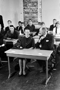 Prinses Irene bracht bezoek aan het Thomas a Kempis Lyceum te Zwolle De prinses, Bestanddeelnr 915-6548