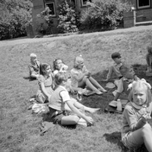 Prinses Irene en medeleerlingen pauzeren in de tuin, Bestanddeelnr 255-7372