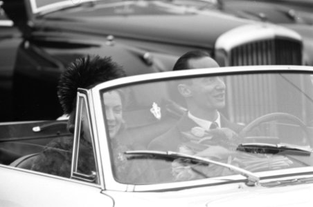 Prinses Irene en Prins Hugo Carlos tijdens de rit in de sportwagen door Amsterda, Bestanddeelnr 916-0379