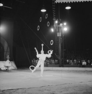 Programma van Circus Krone in Rotterdam De jongleur Edouardo Raspini, Bestanddeelnr 910-4378