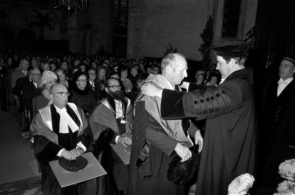 Prof. dr. C.J.S. Wensing (r) verleent een erepromotie, Bestanddeelnr 925-2188
