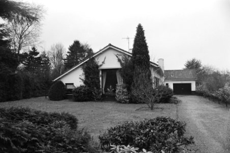 Prinses Irene en kinderen bewonen nu deze bungalow aan Tafelbergweg in Laren (No, Bestanddeelnr 931-1650