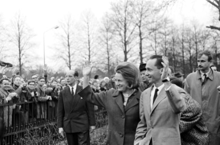 Prinses Irene en Prins Hugo Carlos wandelen door de Paleistuin. Zwaaiend naar he, Bestanddeelnr 916-0362