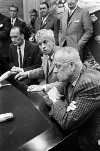 Prof. P.A. Biersteker hoofd van het medische team en leider van de Nederlandse d, Bestanddeelnr 919-7241