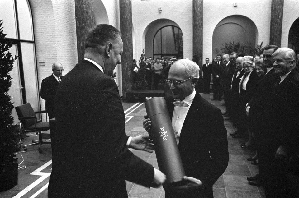 Prof H S Houthakker ontvangt eredoctoraat in Amsterdam, Bestanddeelnr 925-3198