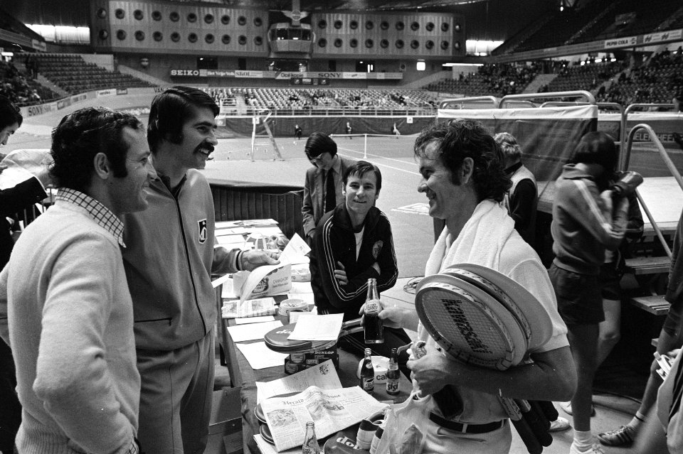 Proftennis in Ahoyhal, Rotterdam, vlnr Okker, Riessen, Pilic, Richey, Bestanddeelnr 926-0225