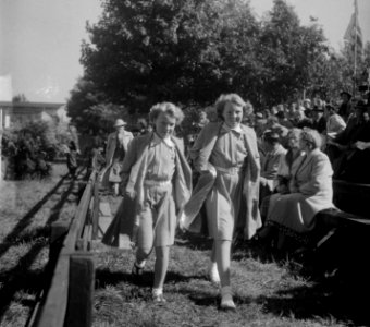 Prinses Irene en Beatrix bij Concours Hippique, Bestanddeelnr 904-1786