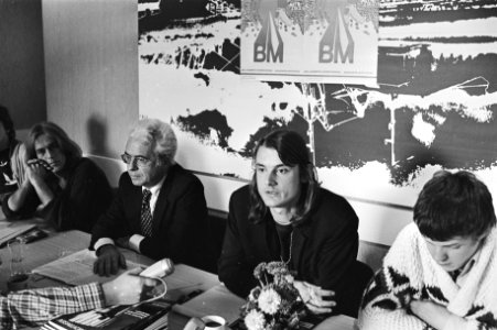 Prof. G.P. Peter Hoefnagels (l), Hans Simonse van de B.M. en een jongen die in, Bestanddeelnr 930-4579