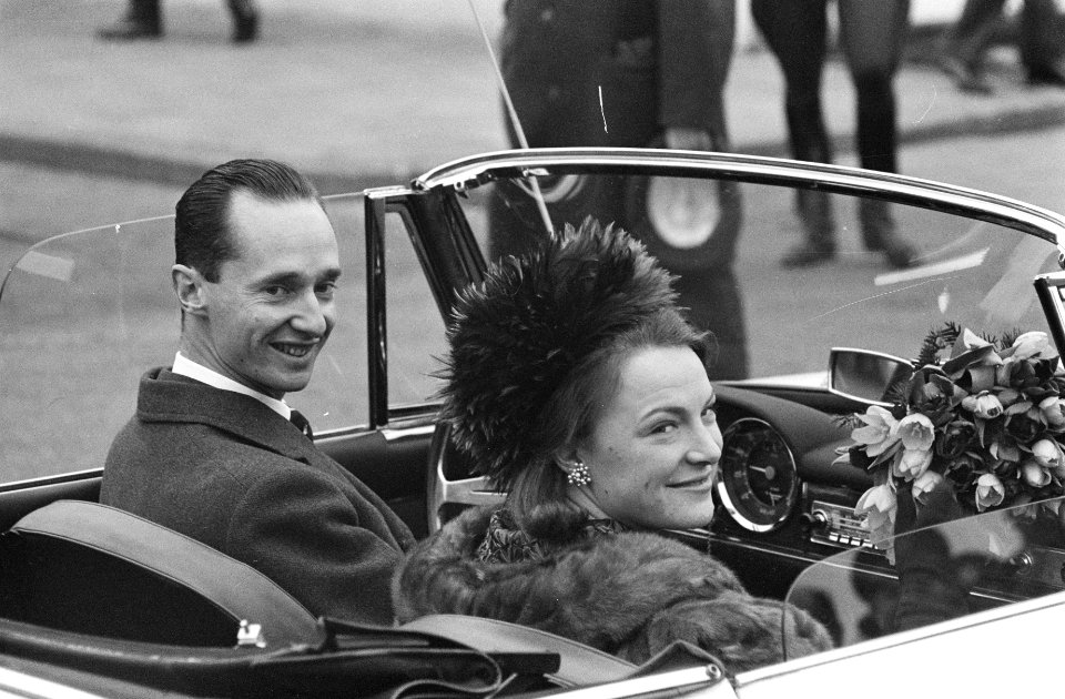 Prinses Irene en Prins Hugo Carlos tijdens de rit in de sportwagen door Amsterda, Bestanddeelnr 916-0378