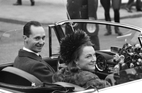 Prinses Irene en Prins Hugo Carlos tijdens de rit in de sportwagen door Amsterda, Bestanddeelnr 916-0378