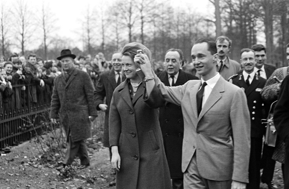 Prinses Irene en Prins Hugo Carlos wandelen door de Paleistuin. Zwaaiend naar he, Bestanddeelnr 916-0363