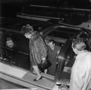 Prinses Irene en Prins Hugo Carlos stappen uit de rondvaarboot, Bestanddeelnr 916-0386