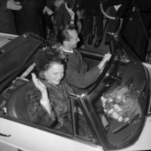 Prinses Irene en Prins Hugo Carlos tijdens de rit in de sportwagen door Amsterda, Bestanddeelnr 916-0384