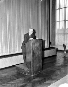Prof. Holst directeur Philips laboratorium, Bestanddeelnr 901-7690
